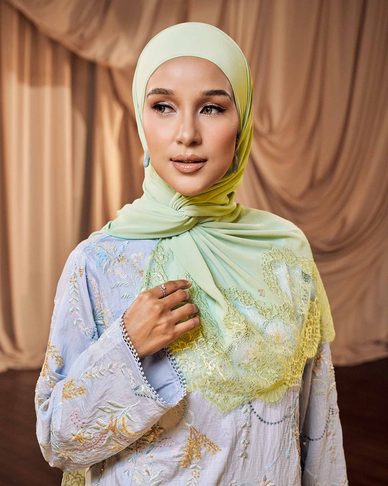 Image of JULIET LACE CRYSTAL SHAWL