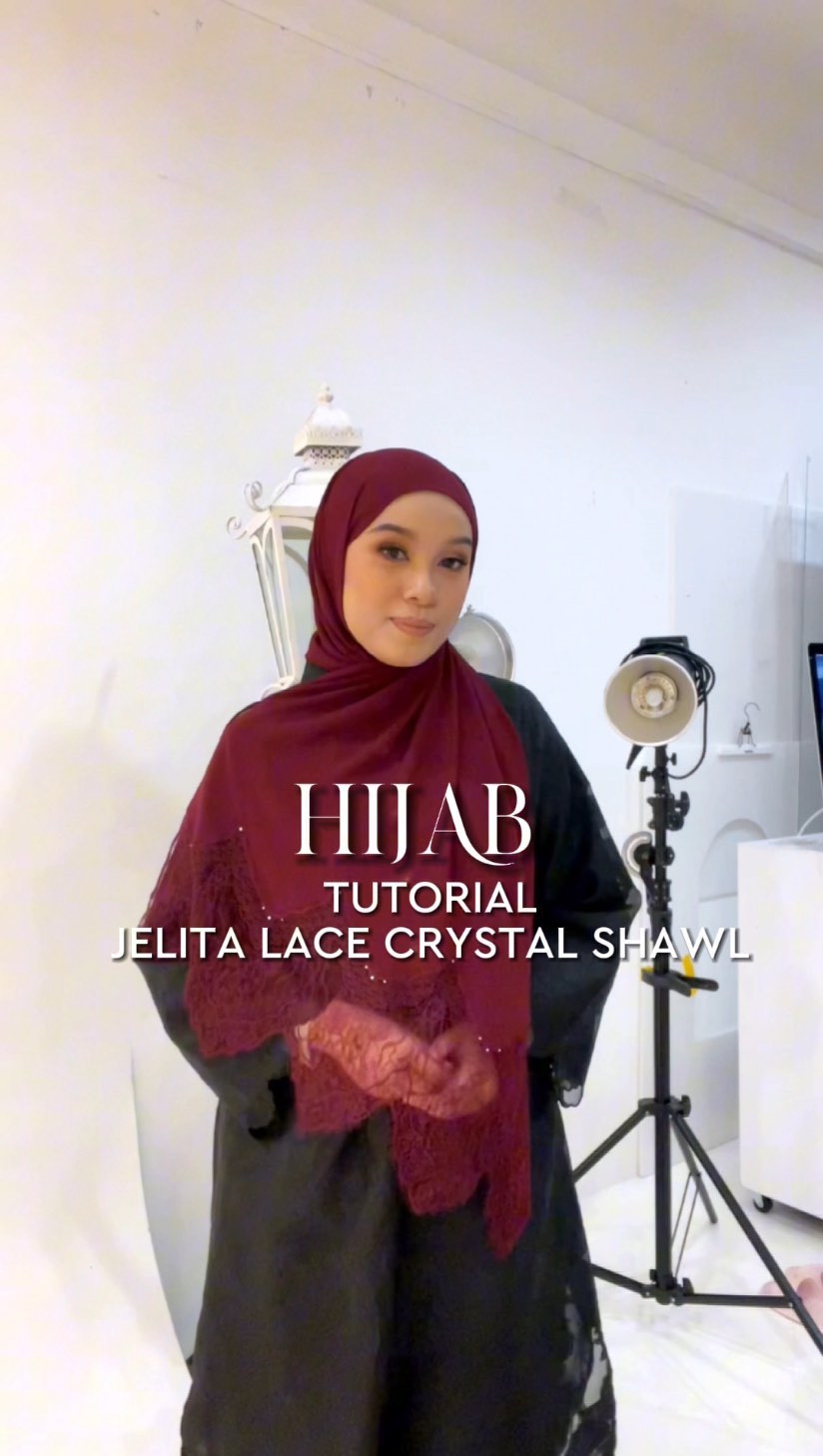 Who doesn’t loooveee Bella Zahir’s hijab look? It’s minimal, neat, and offers full coverage. Check out the two fabulous ways she styles the Jelita Lace Crystal Shawl for her Raya look this year. Love ke tidakk? Save this post or share it with your siblings for some matchy-matchy hijab vibes. #GenerasiNaelofar #RayaCollection #RayaHijab